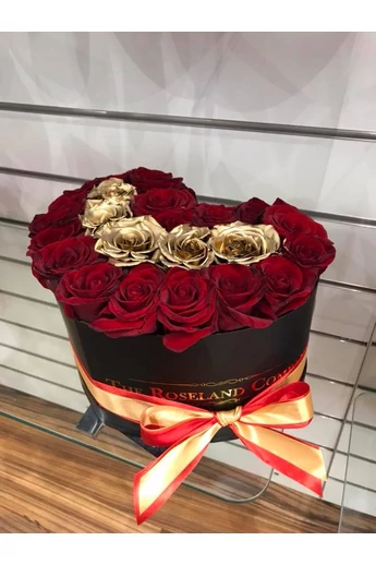 Fekete szív vörös és arany rózsával