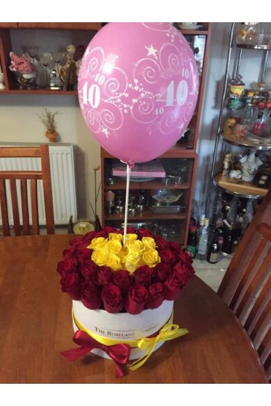 Boldog Születésnapot nagy henger doboz ÉLŐ 51-70 szál rózsával