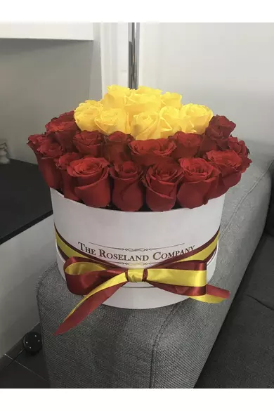 Fehér nagy henger doboz, ÉLŐ vörös és sárga rózsa (51-80 szál rózsával)
